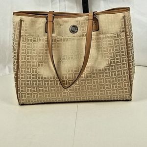 NWOT Tommy Hilfiger Logo Shoulder Bag NWOT
